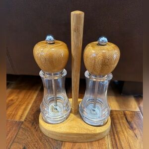 Pampered Chef Salt and Pepper Shaker Set + wooden stand in excellent condition